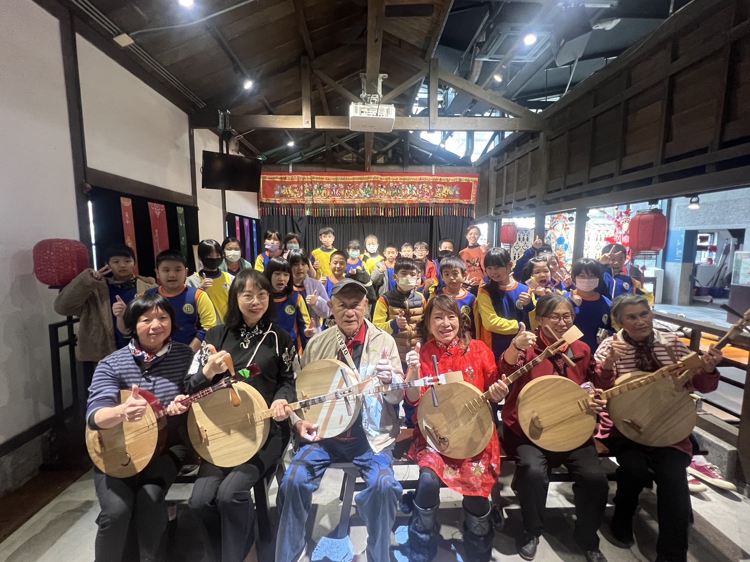 08_參觀新竹241藝術空間，脫下鞋子入展間與作品互動